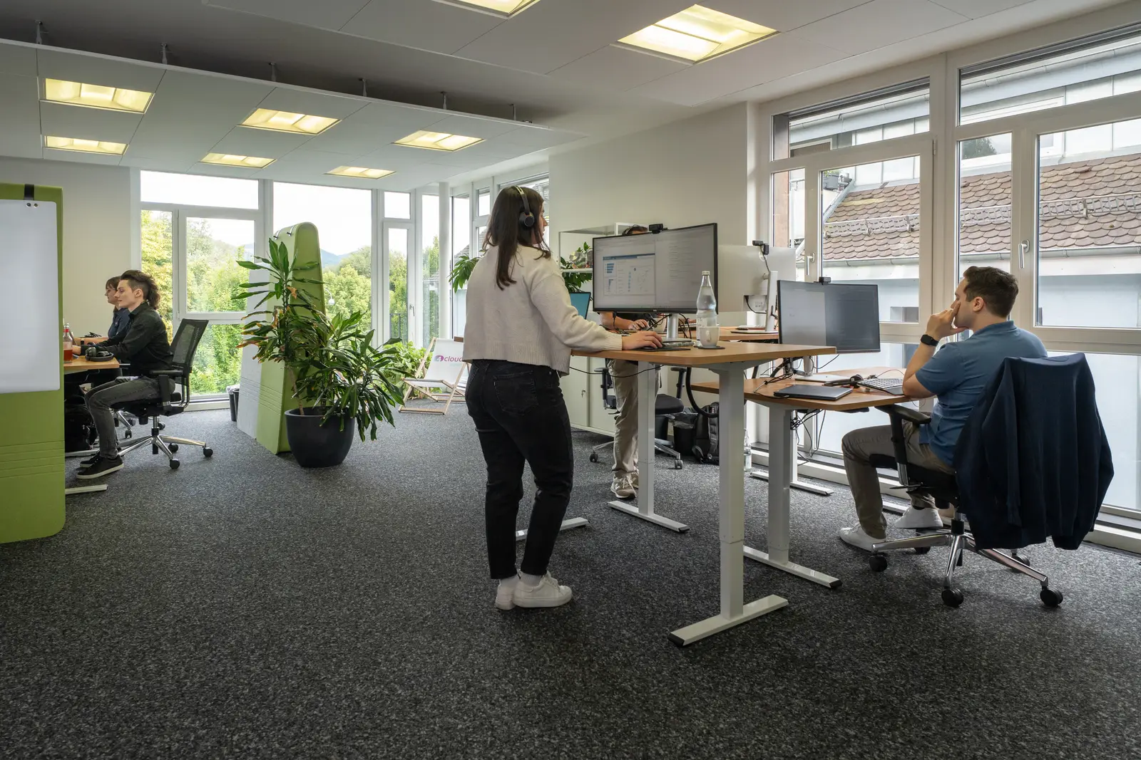 Blick in das Großraumbüro in Baden-Baden während der Arbeit