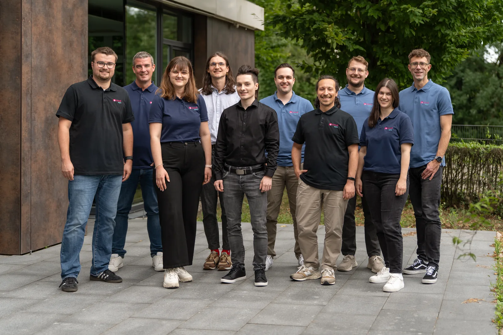 Das Team von 4cloud digital vor dem Büro in Baden-Baden